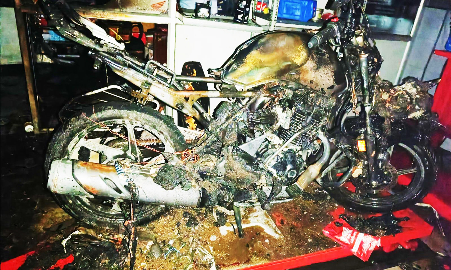 பைக் தீ பிடித்து எரிந்து நாசம் பைக் தீ பிடித்து எரிந்து நாசம்