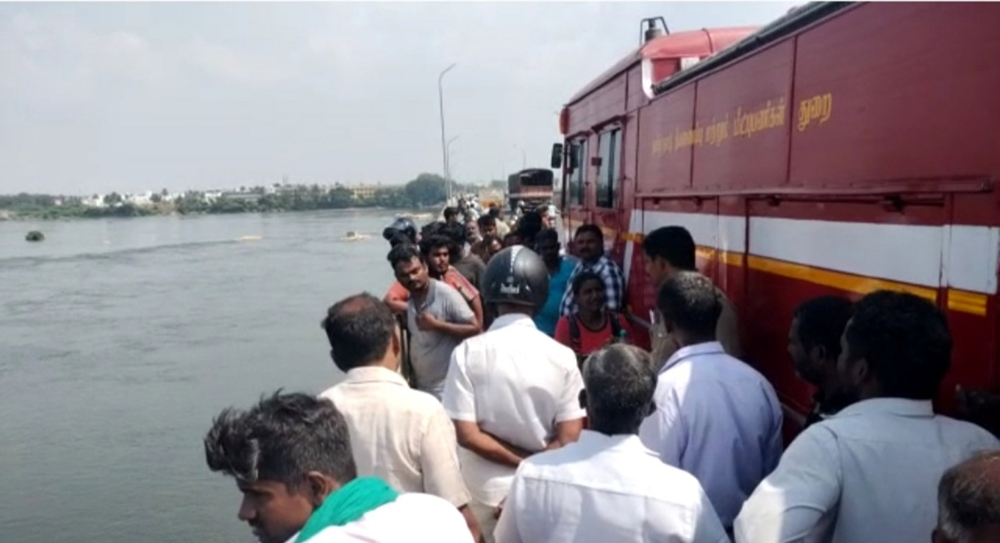 காவிரி ஆற்றில் குதித்த வாலிபர் கதி என்ன?