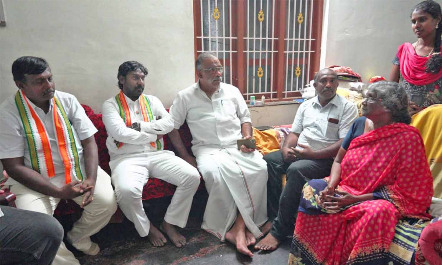 மாலத்தீவு தீ விபத்தில் கன்னியாகுமரி தம்பதி பலி- குடும்பத்தினரை சந்தித்து ஆறுதல் கூறிய விஜய் வசந்த் எம்.பி.