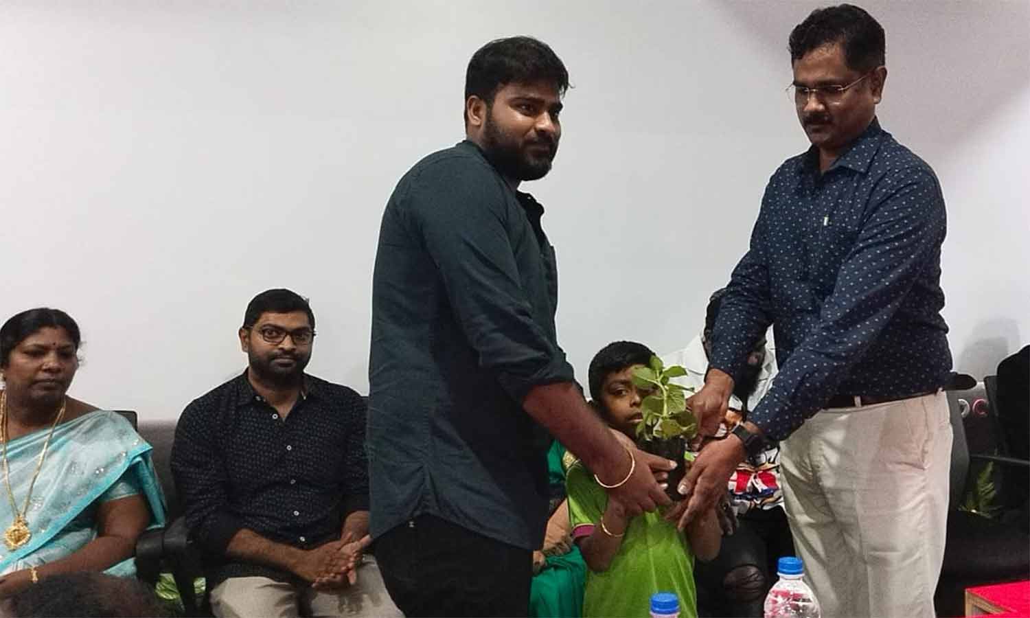 ஒரு லட்சம் மரக்கன்று நடுவதற்கு திட்டமிட்டுள்ள யு.கே.ஜி மாணவருக்கு ஊக்கம் அளித்த தனியார் மெடிக்கல் அகாடமி