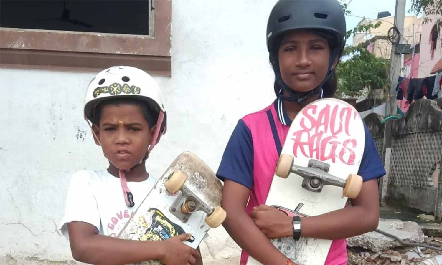 மாநில ஸ்கேட்டிங் போட்டியில் தங்கப்பதக்கம் வென்ற அக்காள்-தம்பி