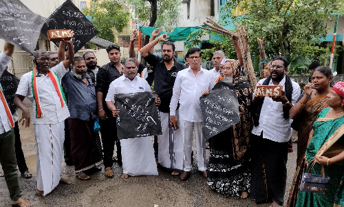 பிரதமர் மோடி வருகைக்கு எதிர்ப்பு- திண்டுக்கல்லில் காங்கிரஸ் கட்சியினர் ஆர்ப்பாட்டம்