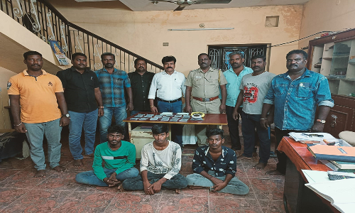 தியாகதுருகம் அருகே கஞ்சா விற்ற கும்பல் கைது- 2 பேர் தப்பி ஓட்டம்
