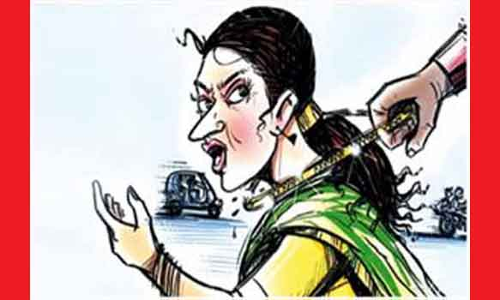 திருவிழாவில் பெண்களிடம் நகை பறித்த மர்ம நபர்கள்