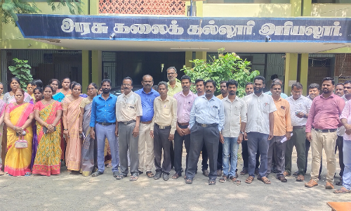 அரியலூர் அரசு கல்லூரி கவுரவ  விரிவுரையாளர்கள் காலவரையற்ற போராட்டம்