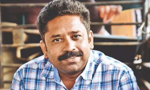 நகரத்தை சரி செய்வது ஒரு சிகை தொழிலாளி முடித்திருந்தம் செய்வது.. சீனுராமசாமி விமர்சனம்..