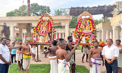 இரட்டை திருப்பதி கோவிலில் கருடசேவை