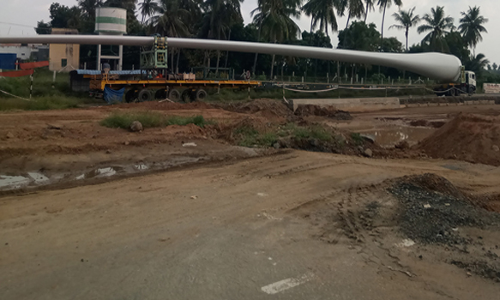 காற்றாலை விசிறி இறக்கை கொண்டு சென்ற லாரியால் போக்குவரத்து பாதிப்பு