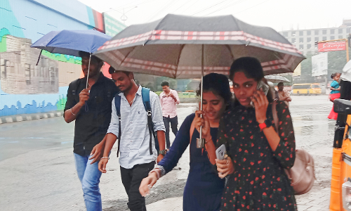 வேலூர் உள்ளிட்ட 4 மாவட்டங்களில் பரவலாக மழையால் பள்ளி, கல்லூரிகளுக்கு விடுமுறை