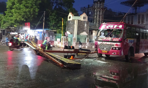 பஸ் மோதி சிக்னல் கம்பம் சாய்ந்தது