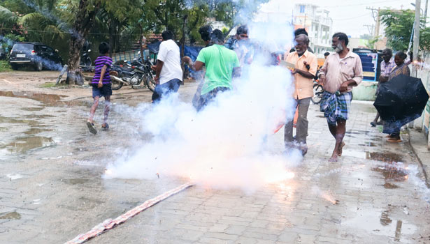 காட்பாடியில் நளினி தங்கியுள்ள வீட்டு முன்பு பட்டாசு வெடித்து கொண்டாட்டம் காட்பாடியில் நளினி தங்கியுள்ள வீட்டு முன்பு பட்டாசு வெடித்து கொண்டாட்டம்