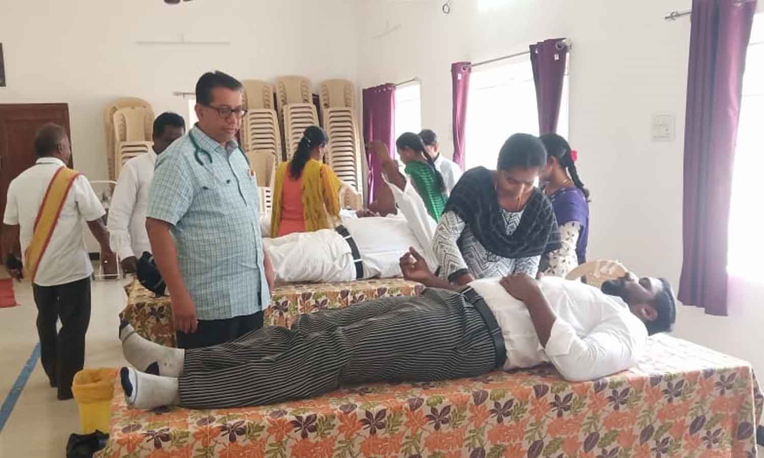 தாராபுரம்  பிஷப் தார்ப்   கல்லூரியில் ரத்த தான முகாம் - நீதிபதிகள் தொடங்கி வைத்தனர்