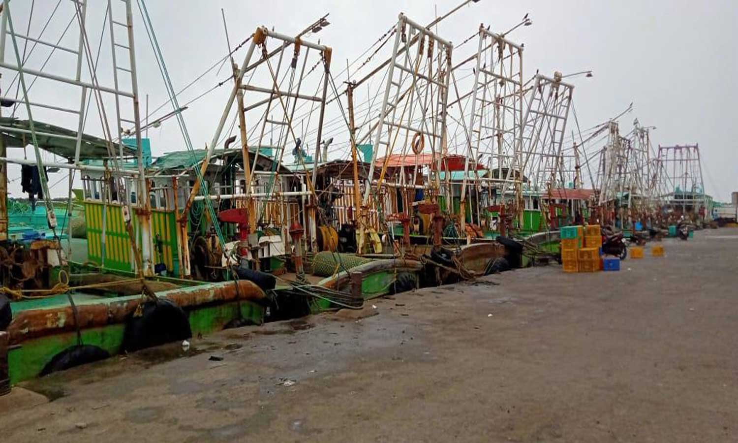 குளச்சல் துறைமுகத்தில் இருந்து பெரும்பாலான விசைப்படகுகள் கடலுக்கு செல்லவில்லை