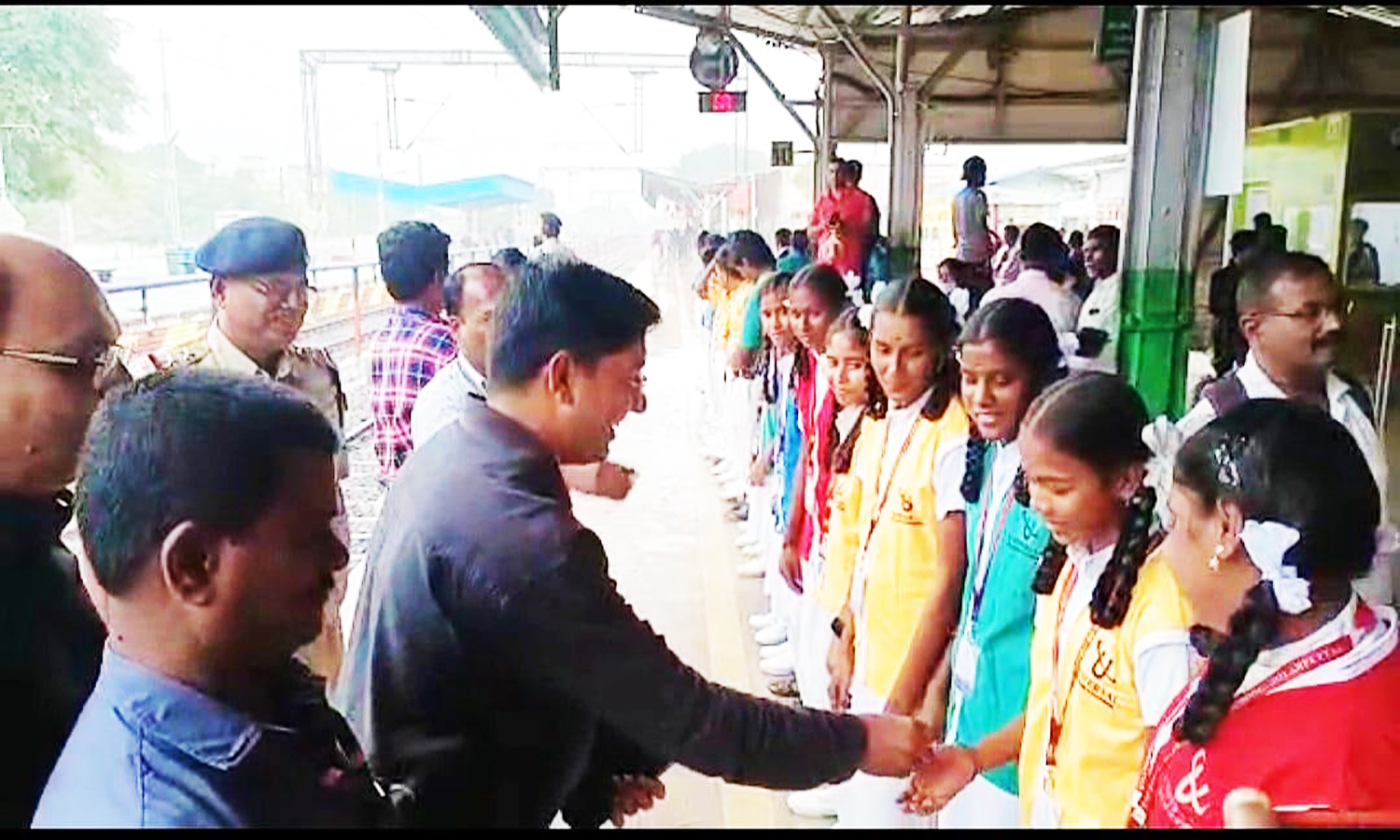 வந்தே பாரத் ரெயிலை ஆர்வமுடன் வந்தே பாரத் ரெயிலை ஆர்வமுடன்