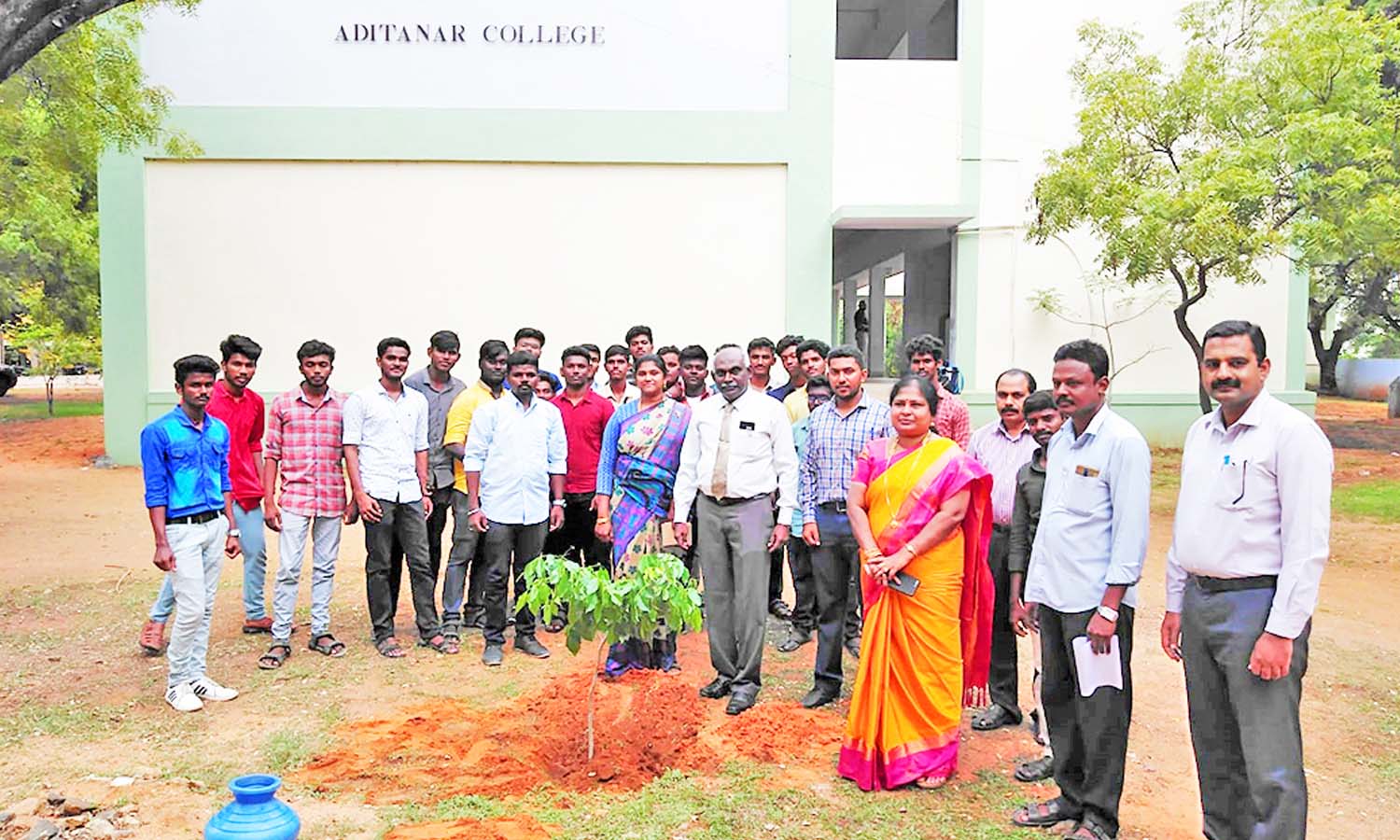 திருச்செந்தூர் ஆதித்தனார் கல்லூரி வளாகத்தில் மரக்கன்று நடும் விழா