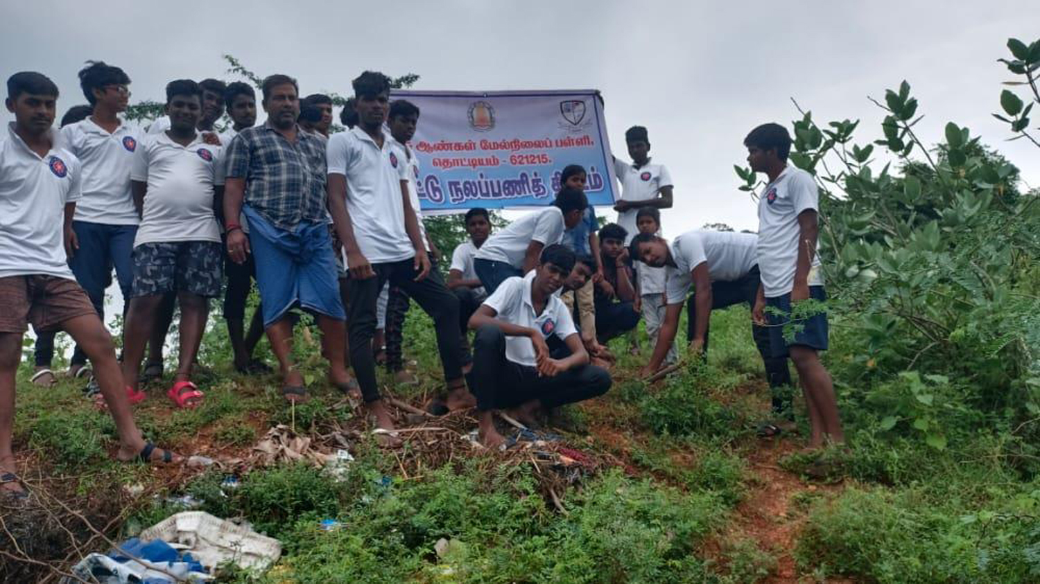 தோளூர்பட்டி ஏரியில் 700 பனைமர விதைகளை நடவு செய்த அரசு பள்ளி மாணவர்கள் தோளூர்பட்டி ஏரியில் 700 பனைமர விதைகளை நடவு செய்த அரசு பள்ளி மாணவர்கள்