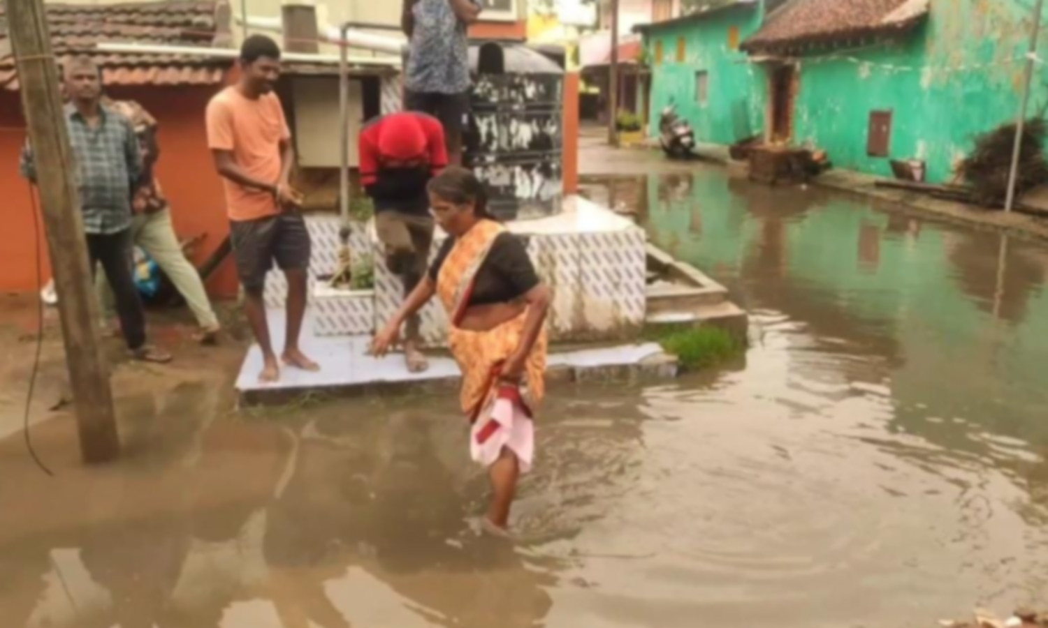 காஞ்சிபுரம் பகுதியில் வீடுகளை சூழ்ந்து நிற்கும் மழைநீர், கழிவு நீரால் பொதுமக்கள் அவதி காஞ்சிபுரம் பகுதியில் வீடுகளை சூழ்ந்து நிற்கும் மழைநீர், கழிவு நீரால் பொதுமக்கள் அவதி