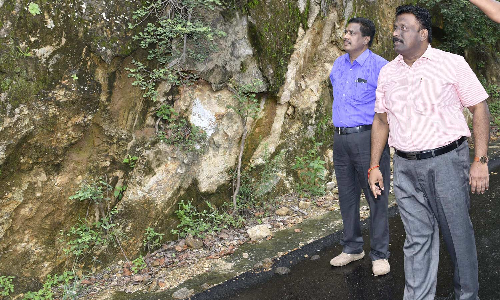 வடகிழக்கு பருவமழை தீவிரம் நிலச்சரிவு வாய்ப்புள்ள பகுதிகளில் கலெக்டர் முரளிதரன்  ஆய்வு