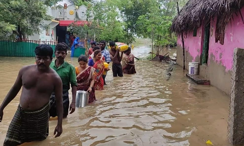 வெள்ளத்தில் மிதக்கும் சீர்காழி- தெருவில் 2 அடி உயரத்துக்கு ஓடும் தண்ணீரால் இயல்பு வாழ்க்கை முடங்கியது