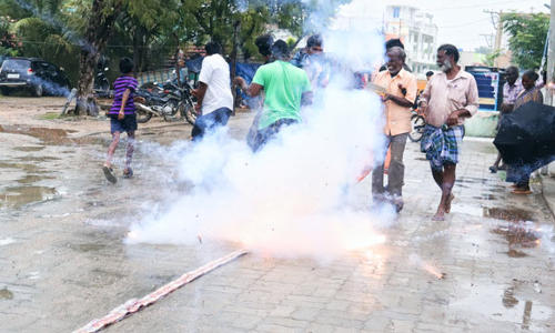காட்பாடியில் நளினி தங்கியுள்ள வீட்டு முன்பு பட்டாசு வெடித்து கொண்டாட்டம்