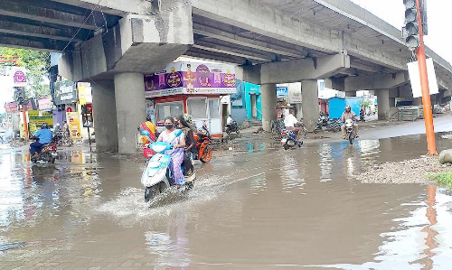 மதுரை மாவட்டத்தில் தொடர் கனமழை: சாலை பள்ளங்களில் தேங்கிய வெள்ளத்தால் பொதுமக்கள் கடும் அவதி