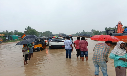 சென்னை-கும்பகோணம் சாலையில் மழைநீர் தேங்கியதால் பொதுமக்கள் போராட்டம்