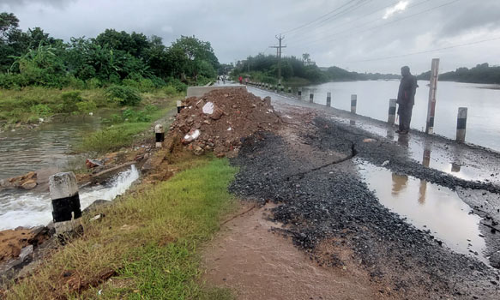 திருவள்ளூர் அருகே கூவம் ஆற்றில் வெள்ளப்பெருக்கு-தரைப்பாலம் சேதம்