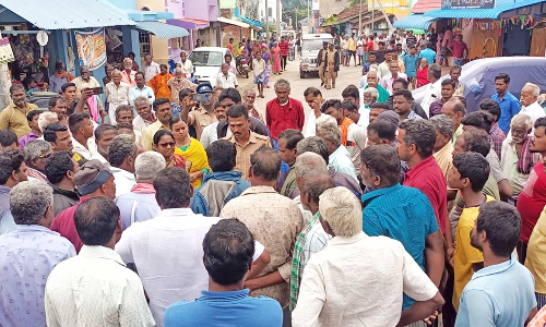 திண்டுக்கல் அருகே தேவாலயம் பூட்டு உடைக்கப்பட்டதால் பொதுமக்கள் சாலை மறியல்