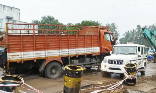 செங்கம் சாலையில் சேற்றில் லாரி சிக்கியதால் போக்குவரத்து பாதிப்பு
