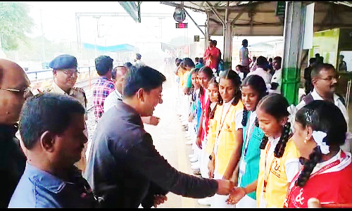 வந்தே பாரத் ரெயிலை ஆர்வமுடன்