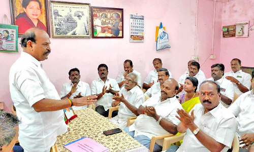 அ.தி.மு.க. நிர்வாகிகள் ஆலோசனை கூட்டம்; வாக்காளர் பட்டியலில் பெயர் சேர்க்கும் பணியில் ஈடுபட வேண்டும்- கடம்பூர் ராஜு எம்.எல்.ஏ. பேச்சு