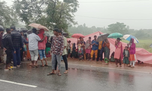 தேன்கனிகோட்டை அருகே  கல் குவாரிகளுக்கு எதிர்ப்பு - சாலை ஓரத்தில் குடிசை அமைத்து கிராம மக்கள் தஞ்சம்