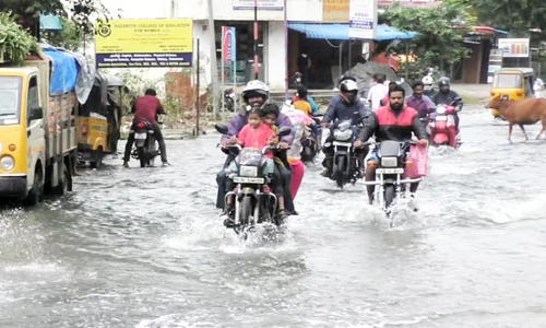 ஆவடியில் ஏரி நிரம்பி குடியிருப்புகளில் வெள்ளம் சூழ்ந்தது