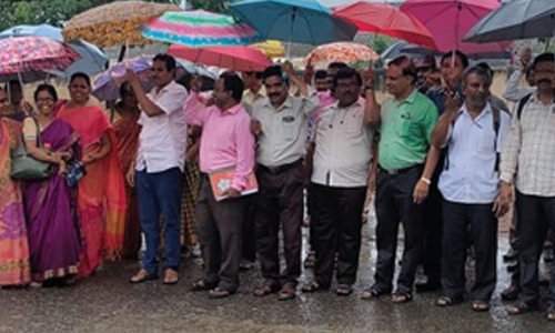 ராசிபுரத்தில் கொட்டும் மழையில் அரசு கல்லூரி ஆசிரியர்கள் போராட்டம்