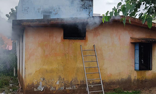 மாங்காடு அருகே ரேஷன் கடை தீ வைத்து எரிப்பு- மர்ம நபர்கள் தீ வைத்தார்களா?