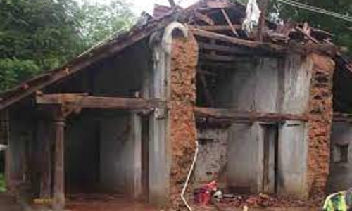 கன மழைக்கு 2 வீடுகள் இடிந்து விழுந்தன