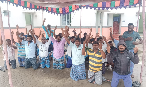 சுங்கச்சாவடி ஊழியர்கள் மண்டியிட்டு போராட்டம்