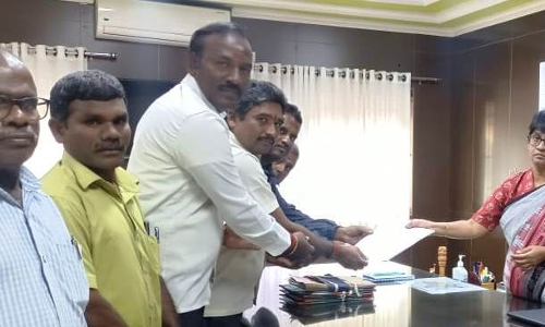 எல்.ஐ.சி முகவர்கள் கோரிக்கை மனு