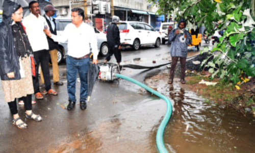 காஞ்சிபுரத்தில் மோட்டார் மூலம் அகற்றிய மழைநீர் மீண்டும் தேங்கிய இடத்துக்கே வந்தது- கலெக்டர் அதிர்ச்சி