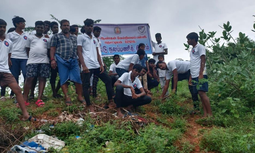 தோளூர்பட்டி ஏரியில் 700 பனைமர விதைகளை நடவு செய்த அரசு பள்ளி மாணவர்கள்