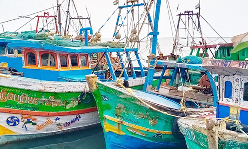 குறைந்த காற்றழுத்த தாழ்வு நிலை; மீனவர்கள் 3-வது நாளாக கடலுக்கு செல்லவில்லை