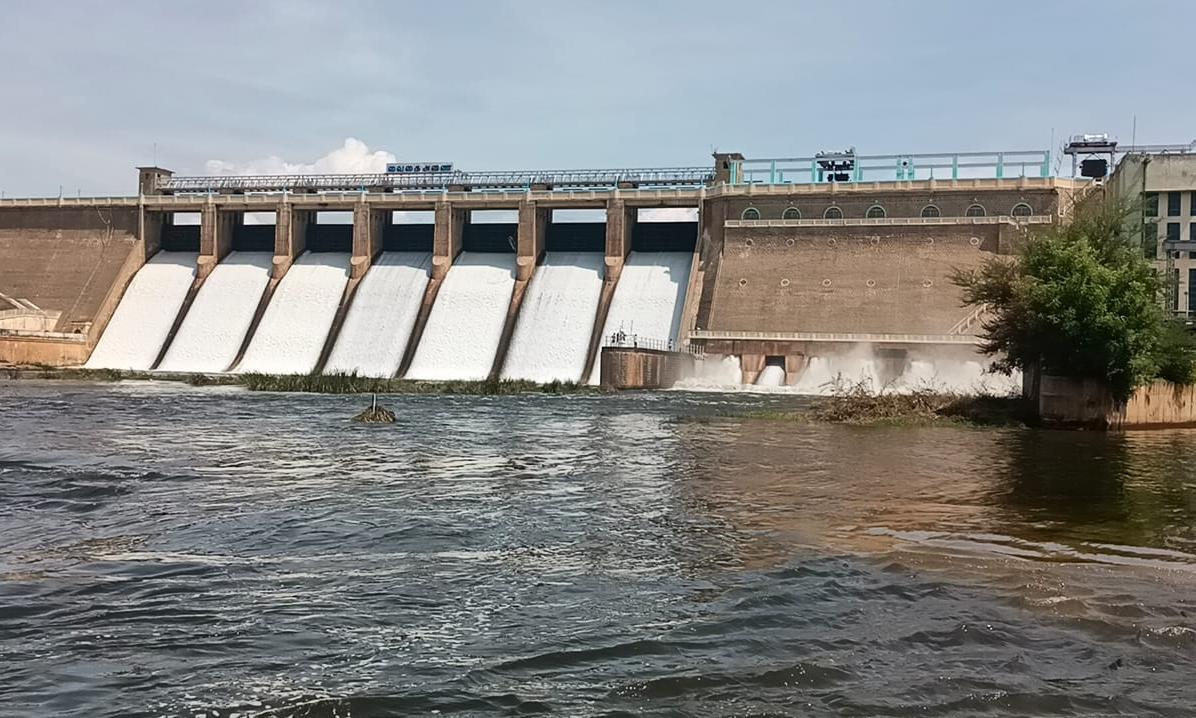 முழுகொள்ளளவை எட்டிய வைகை அணை- உபரி நீர் திறப்பால் 5 மாவட்டங்களுக்கு வெள்ள அபாய எச்சரிக்கை முழுகொள்ளளவை எட்டிய வைகை அணை- உபரி நீர் திறப்பால் 5 மாவட்டங்களுக்கு வெள்ள அபாய எச்சரிக்கை