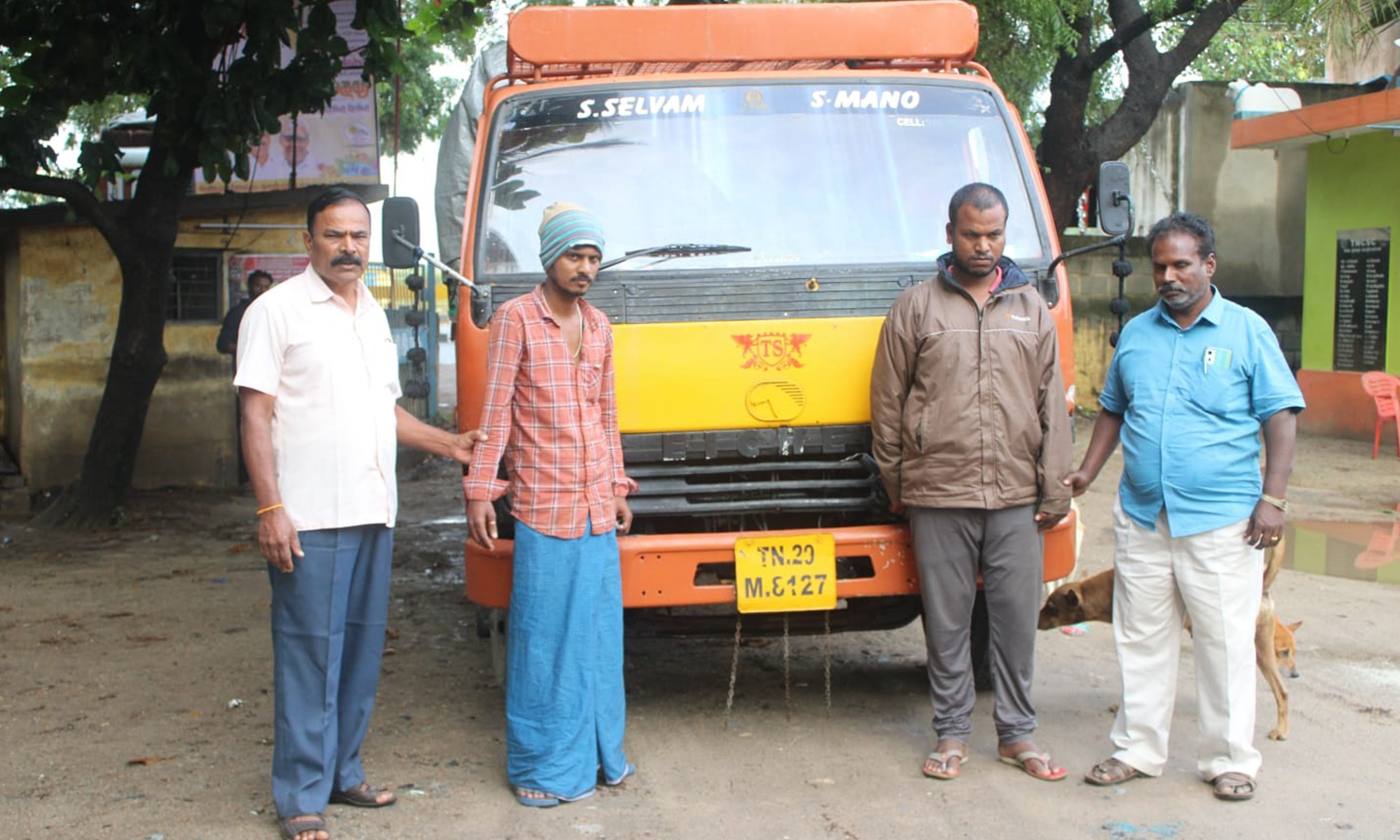 கிருஷ்ணகிரி அருகே மினி லாரியில் 10 டன் ரேஷன் அரிசி கடத்திய 2 பேர் கைது கிருஷ்ணகிரி அருகே மினி லாரியில் 10 டன் ரேஷன் அரிசி கடத்திய 2 பேர் கைது