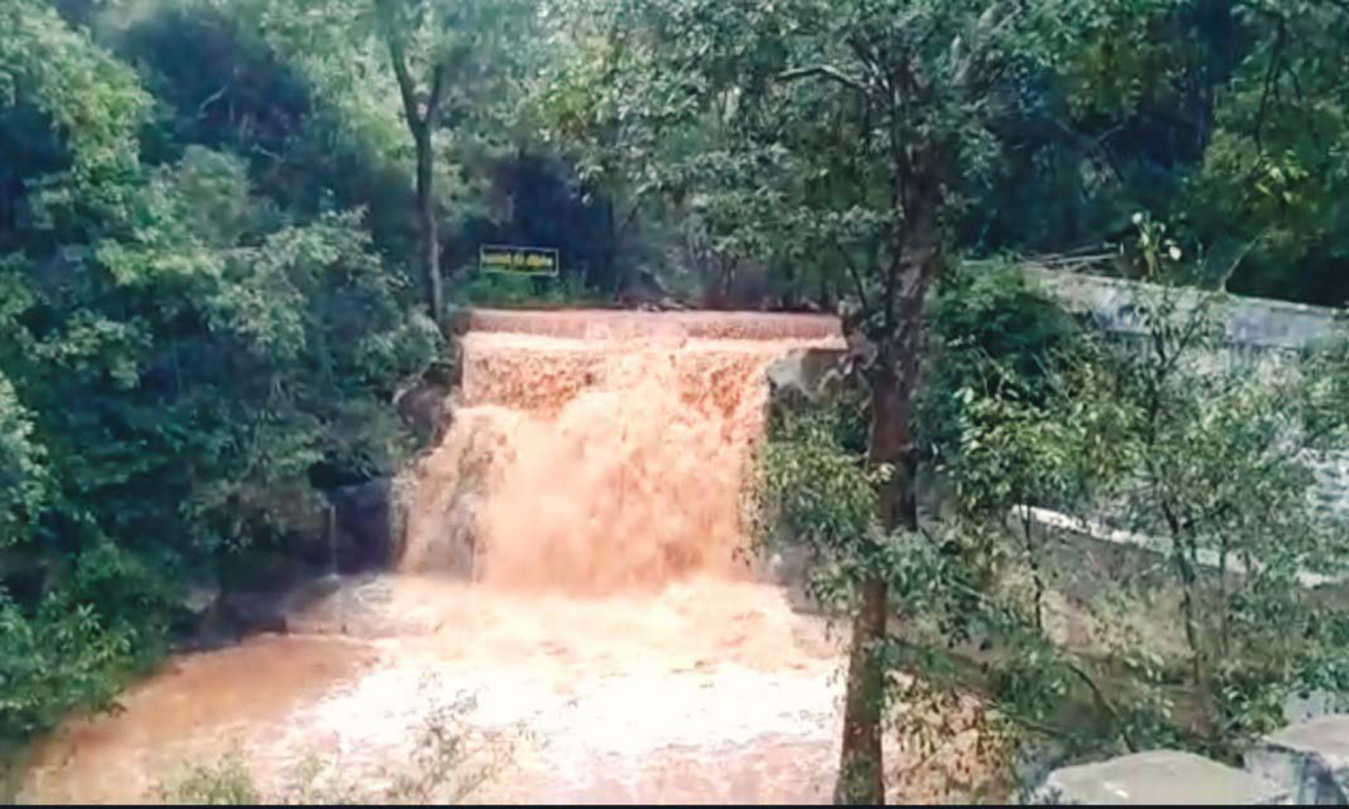 கல்வராயன் மலை பெரியார் நீர்வீழ்ச்சியில் வெள்ளப்பெருக்கு