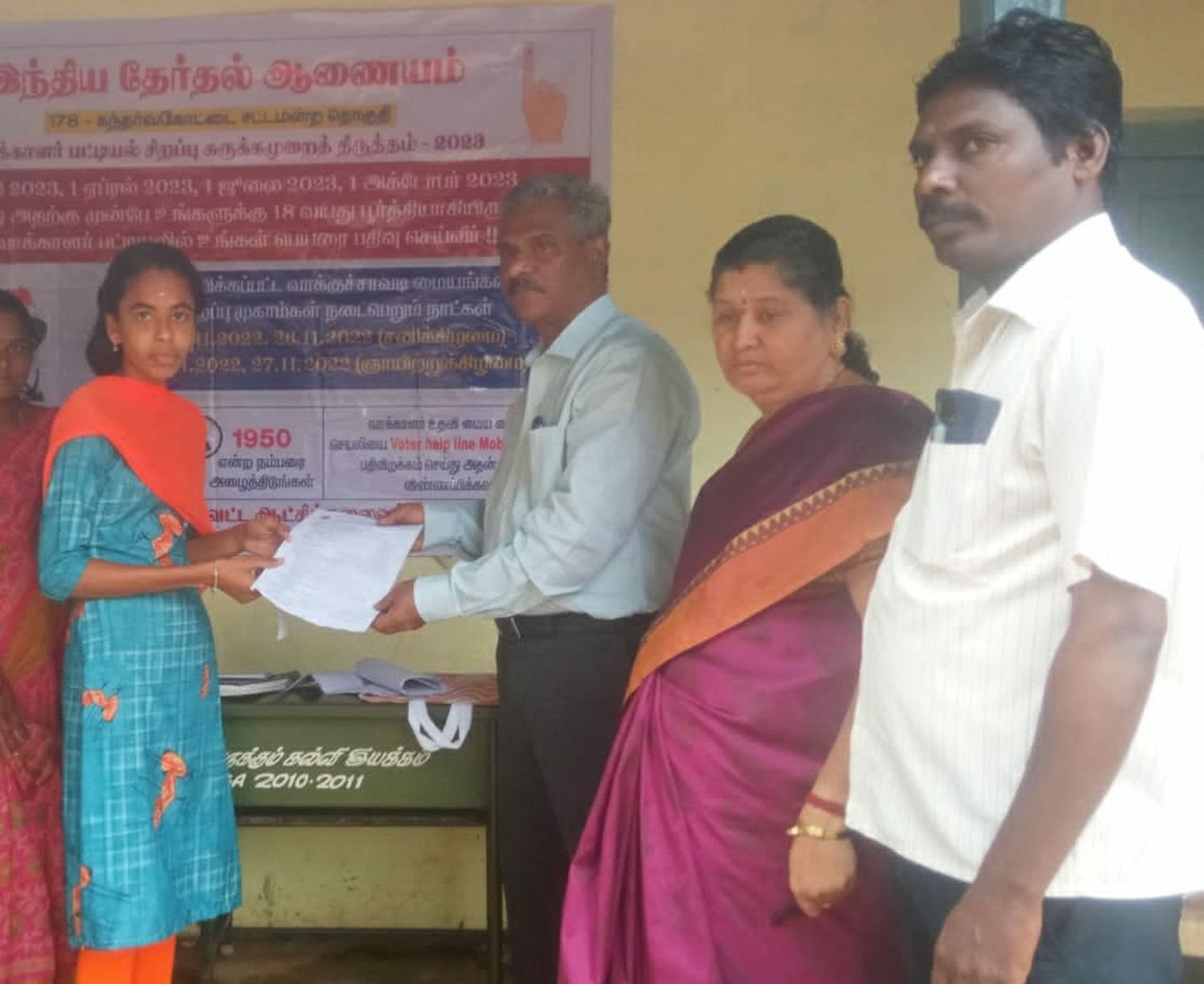 கந்தர்வகோட்டையில் வாக்காளர் பெயர் சேர்க்கும் முகாம்