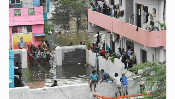 சென்னை-புறநகர் பகுதிகளில் கனமழை: 1000 வீடுகளில் தண்ணீர் புகுந்தது சென்னை-புறநகர் பகுதிகளில் கனமழை: 1000 வீடுகளில் தண்ணீர் புகுந்தது