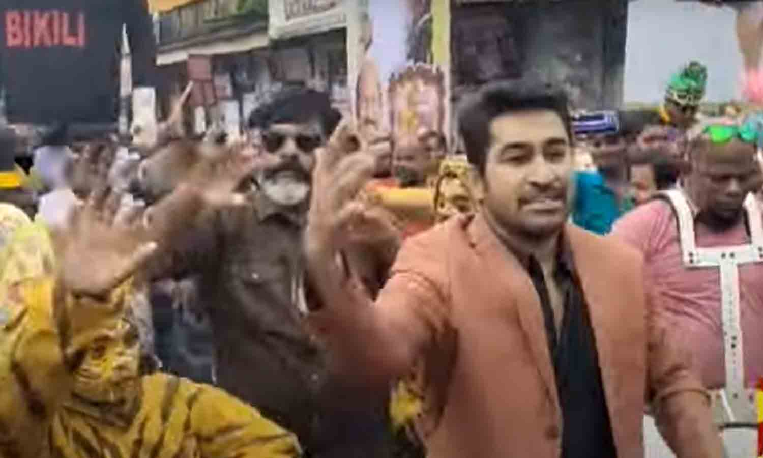 குத்தாட்டம் போட்ட விஜய் ஆண்டனி குத்தாட்டம் போட்ட விஜய் ஆண்டனி
