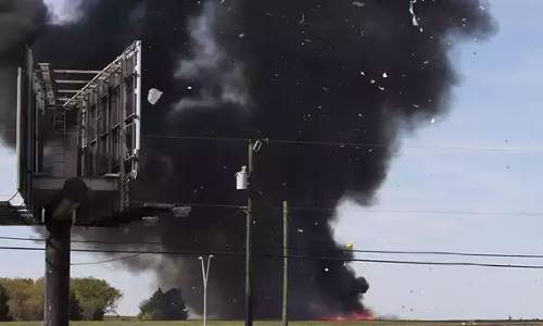 சாகச நிகழ்ச்சியின்போது நேருக்கு நேர் மோதிய போர் விமானங்கள்- 6 பேர் பலி என தகவல்