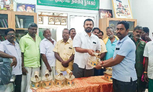 நலிவுற்ற கலைஞர்களுக்கு தொழில் உபகரணங்கள்