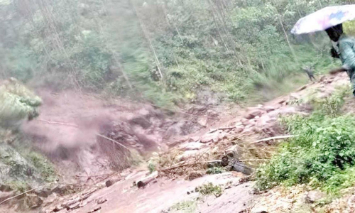 கேரளாவில் கனமழை காரணமாக 11 மாவட்டங்களுக்கு ஆரஞ்சு எச்சரிக்கை- மூணாறில் 2 இடங்களில் நிலச்சரிவு